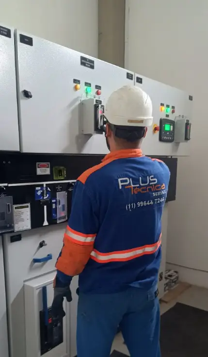 Profissional da PTS Energia em instalação elétrica